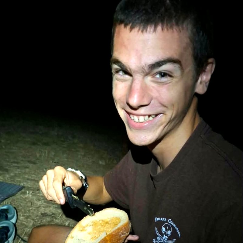 O András no acampamento a preparar uma sandes